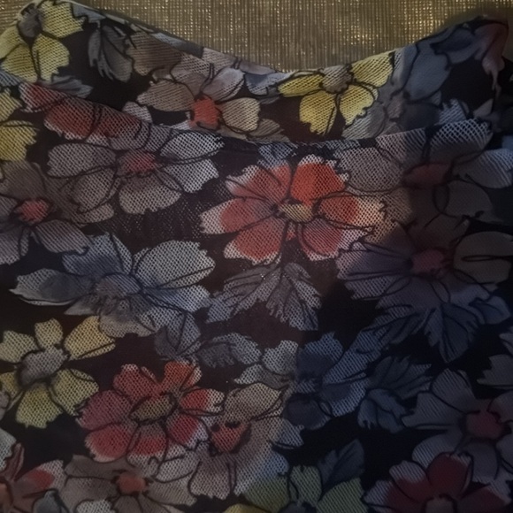 Daisy & clover floral lightweight blouse - Picture 8 of 10